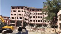 48 Yıllık Hastane Binası Böyle Yıkıldı