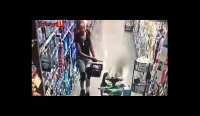 Yaşlı kadının çantasını çaldı