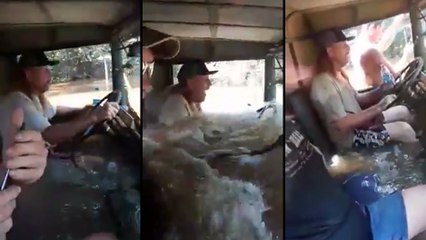 Un chauffeur roule avec son camion dans les inondations