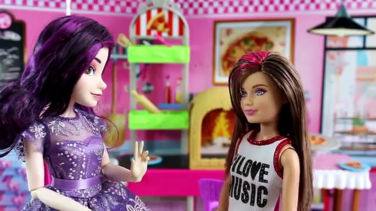 Barbie Beatriz vomita, o que está acontecendo? - Novelinha da Barbie Capítulo 56
