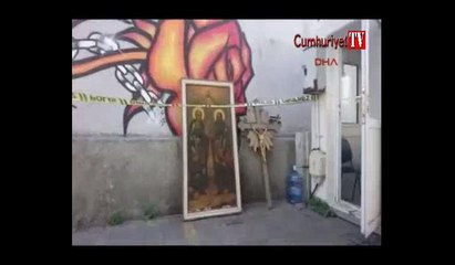 Kilisede hırsızlık... Fark edilince tablo ve haçı bırakıp kaçtılar