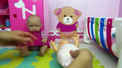 Bebés en Mundo Juguetes la muñeca Lucía enseña a gatear a la muñeca bebé Ana