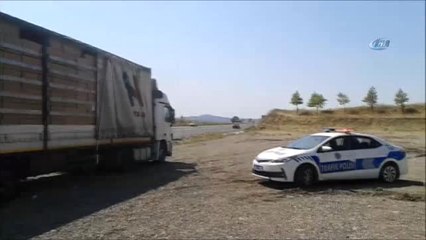 Tır Dorsesinde Saklanırken Yakalandılar