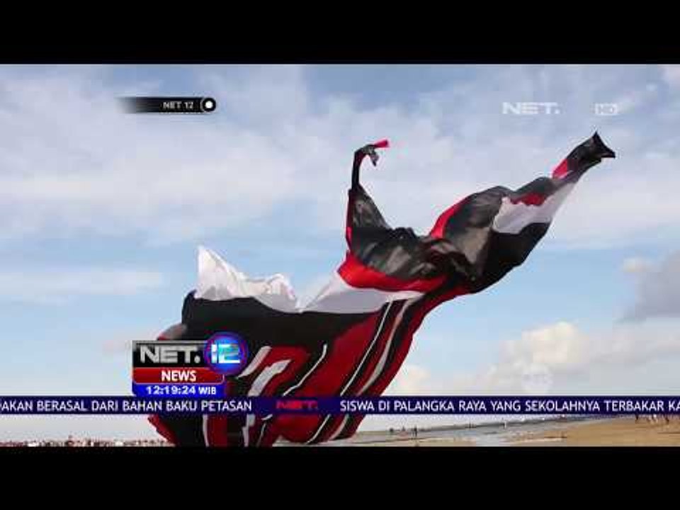 Warga Terbangkan Layangan Nagaraja yang Berukuran Raksasa - Net 12