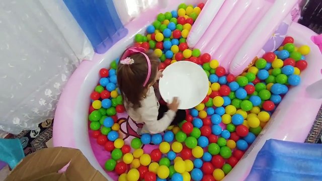 Prensesler yüzüyor, Hello kitty havuza su doldurduk, eğlenceli çocuk videosu