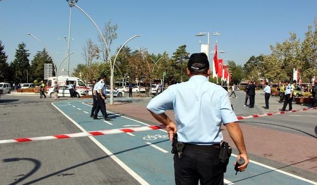 Boşanma davası açan karısını kent meydanında kurşun yağmuruna tuttu