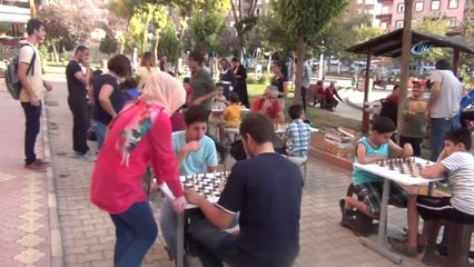Mardinli Çocuklar Satranç İçin Sokağa İndi