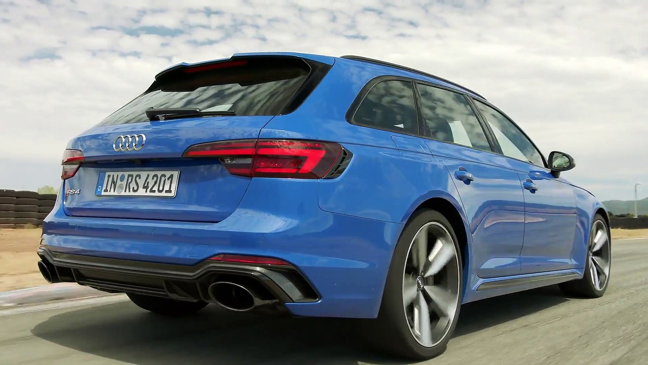 The new Audi RS 4 Avant Driving on the track