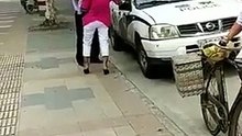 Un policier frappe violemment une femme qui portait son enfant à bras