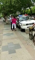 Un policier frappe violemment une femme qui portait son enfant à bras