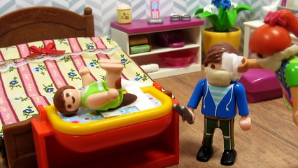 Playmobil 9 | El bebé Leo se hace caca y hay que cambiarle el pañal