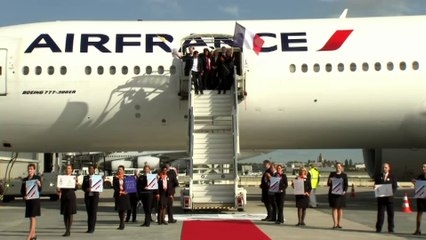 Paris 2024: drapeaux aux fenêtres et tapis rouges pour le retour de la délégation olympique