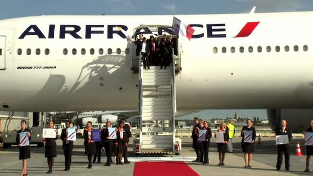 Paris 2024: drapeaux aux fenêtres et tapis rouges pour le retour de la délégation olympique