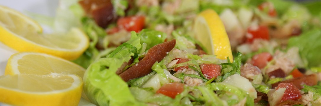سلطة التونة والخس بخطوات سهلة وسريعة