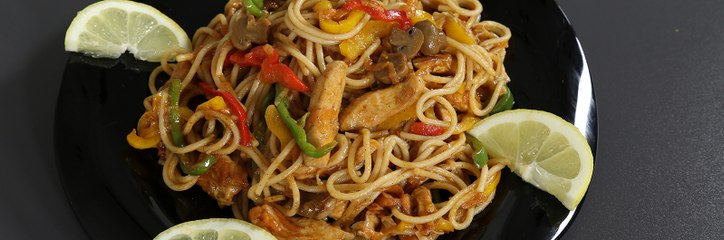 معكرونة ترياكي مع الدجاج و الخضار بخطوات سهلة