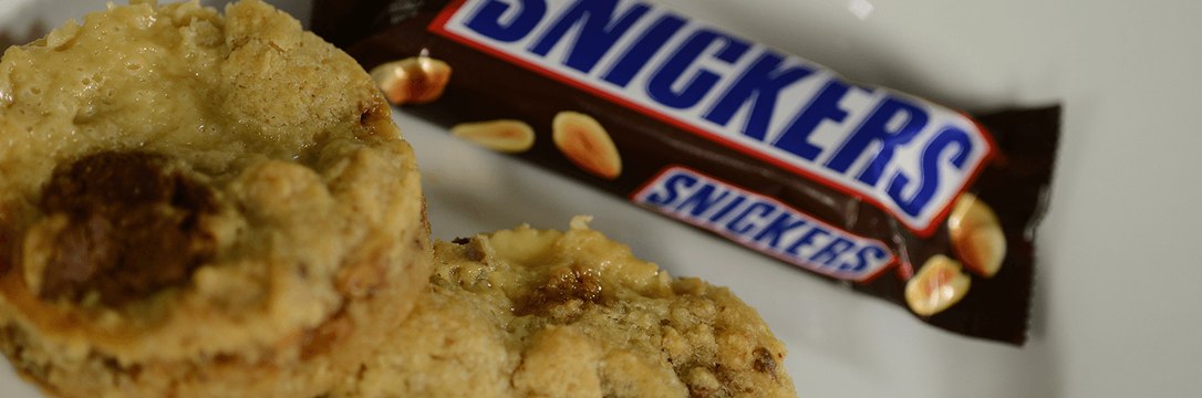 بالفيديو: خطوات سهلة لتحضير سنيكرز كوكيز