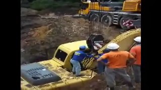 川で立ち往生掘削機、掘削機が泥で立ち往生、驚くほどの重機が失敗します