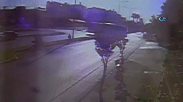 Tur Otobüsü Şoförünün Dikkatsizliği Faciaya Neden Oluyordu...kaza Anı Kamerada