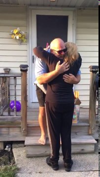 Ce Bodybuilder de 66 ans ému de voir en couleur pour la première fois