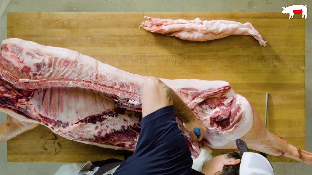 Découpe d'un cochon entier par un boucher avec un simple couteau !