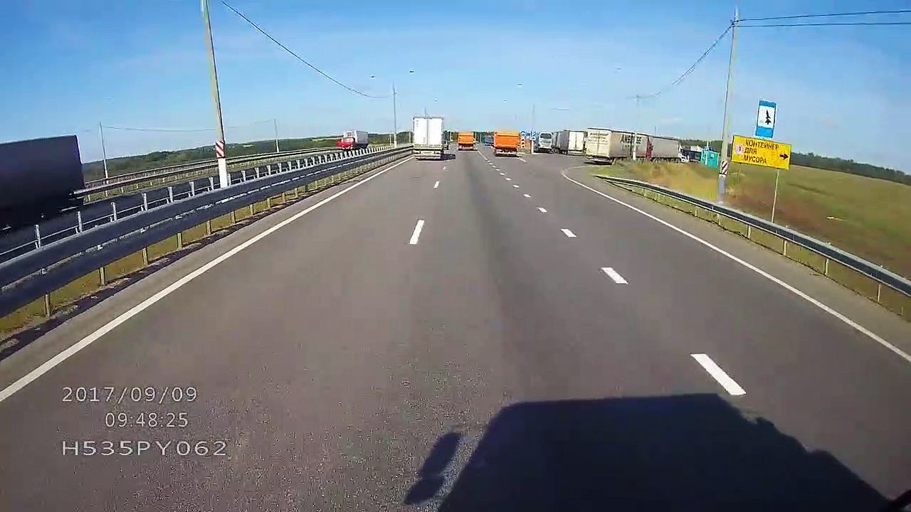 Il double des camions sur la bande d'arrêt d'urgence mais va le regretter