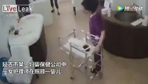 Cette infirmière chinoise fait tomber un nouveau né de son lit à l'hôpital !!