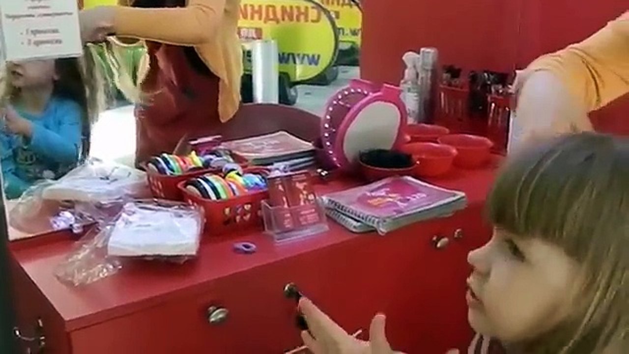 Filles tressage tresse française panier sous forme de coiffures master class