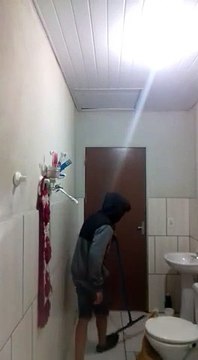 Quand un homme coopère avec son chat pour chasser un rat