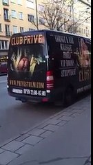 Bisiklet Kullanırken Önüne Bakmayı Unutan Çocuk