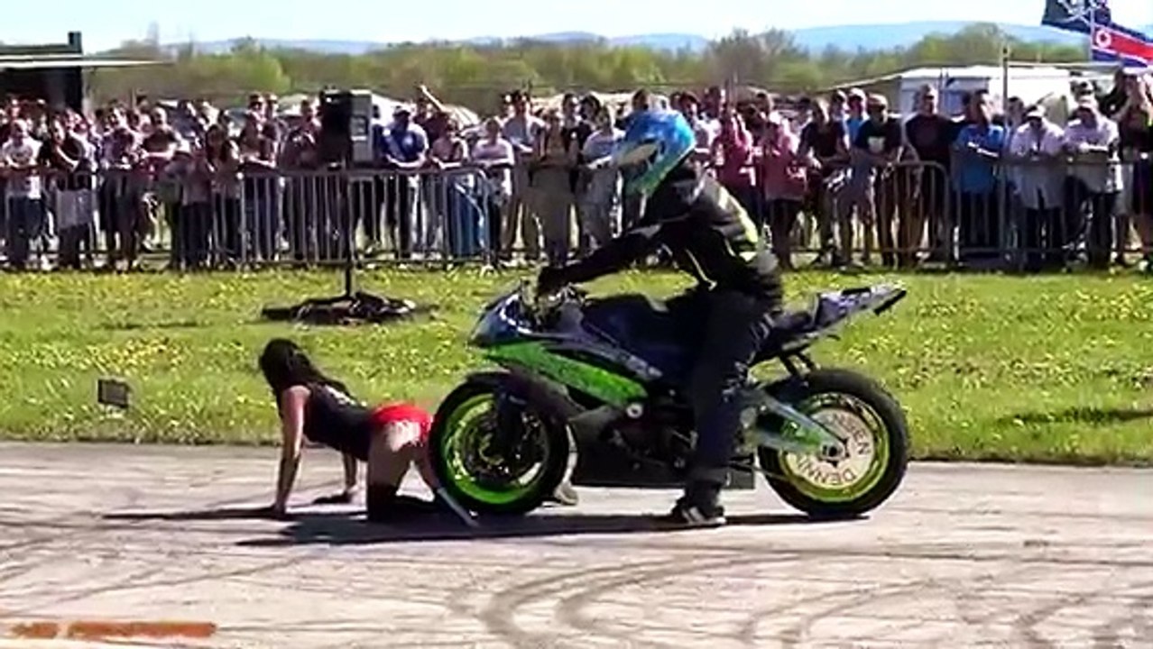 SEXY GIRL BIKE STUNT
