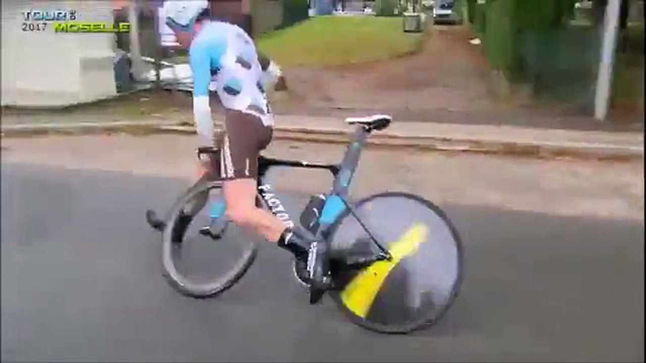 Son guidon casse net et il fait une énorme chute à plus de 60km/h