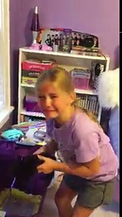 Yavru Kedi Hediye Edilen Kız Çocuğu