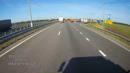 Un automobilite essaie de doubler par la droite (Instant Karma)