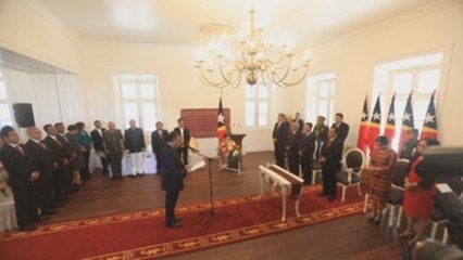 El nuevo primer ministro de Timor Oriental, Mari Alkatiri, jura su cargo