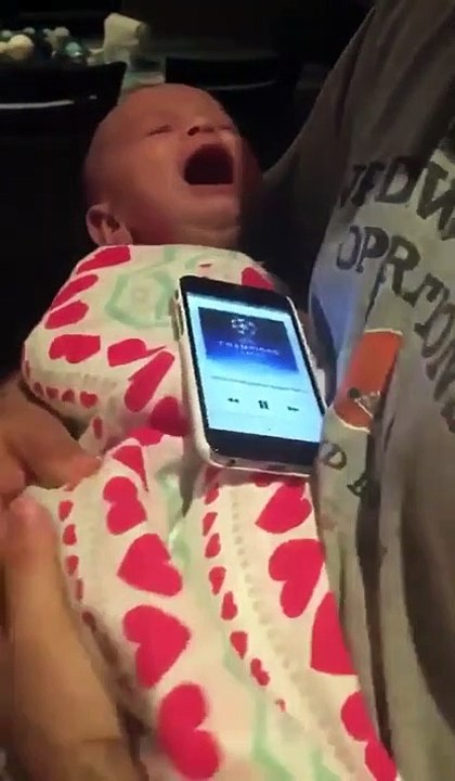 Un bébé se fait calmer par l'hymne de Champions League !