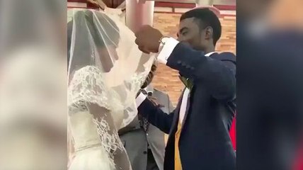 Cet homme est très content lorsqu'il découvre sa femme !