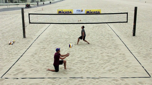 WARM UP DRILLS FIVB_1.7_Catch_Behind_in_Lunge_Position