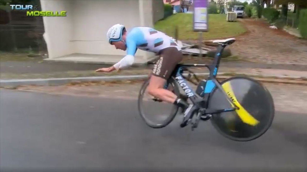 Le guidon d'un cycliste se décroche pendant un contre-la-montre