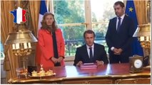 Macron signe en direct la loi de moralisation de la vie politique