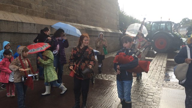 Les parents d'élèves en colère manifestent