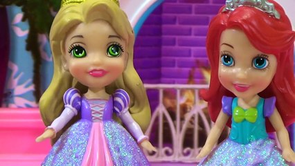 Las Mini Princesas Disney se hacen caca de plastilina de colores y se tiran pedos - Capítulo #2
