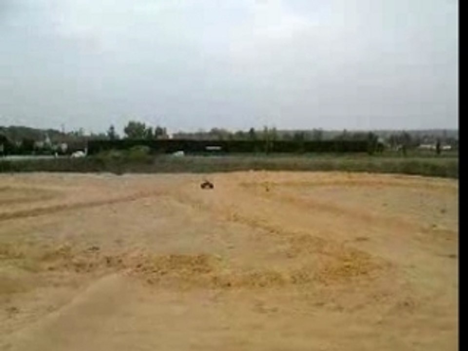 Savage X sur piste TT sable