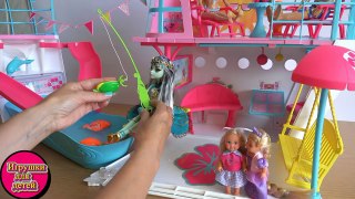 Видео с куклами Челси, Рапунцель и Френкиштейн играют на лайнере Барби Ловят рыбку в бассейне