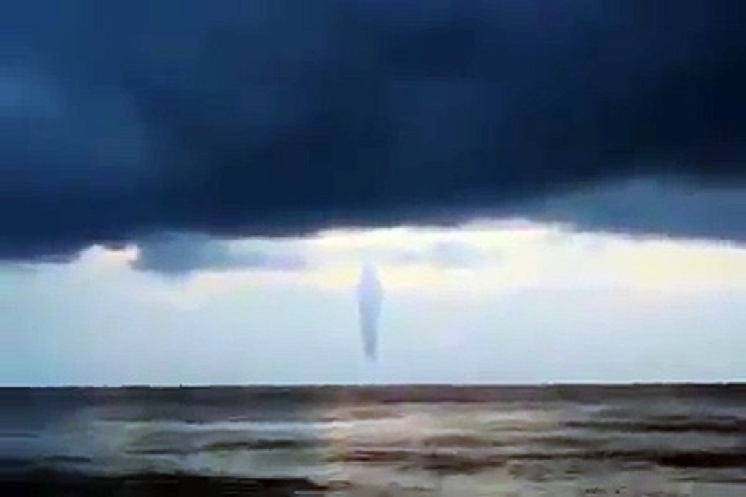 Un nuage mysterieux dans le ciel... Mirage, Tornade???