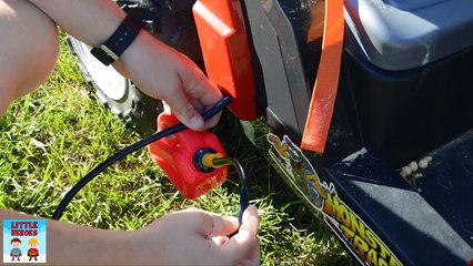 Little Heroes Gas Stealer, Kid Cops with Undercover Cops Funny YouTube Kids Video