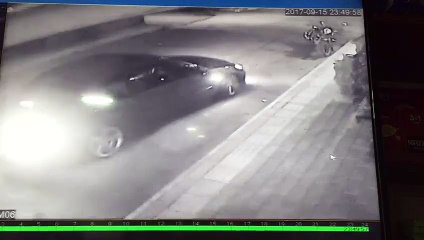 VİRAJI ALAMADI BALKONA ÇARPTI