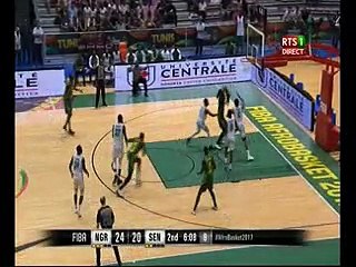 Youssoupha Ndoye brise le plexiglas