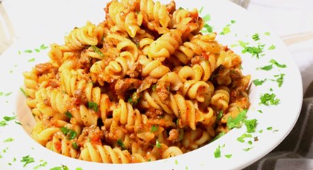 تعلمي طريقة عمل وصفة الباستا بعصير الطماطم الآن مباشرةً