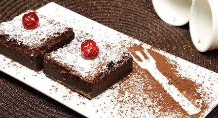 تعلمي طريقة عمل كيك الشوكولا السحري الآن مباشرة