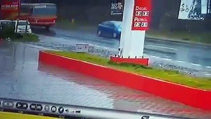 KSRTC hits Benz Accident  | Kottyam  Essar Pumb  Accident !